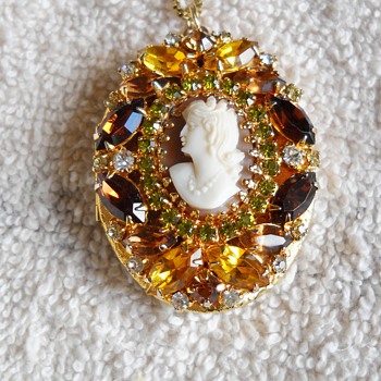 HOBE CAMEO LOCKET