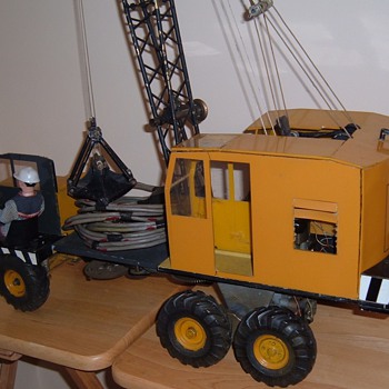 LARGE METAL, PLASTIC, HEAVY TRUCK CRANE w7 LIONEL MOTORS  - Model Cars
