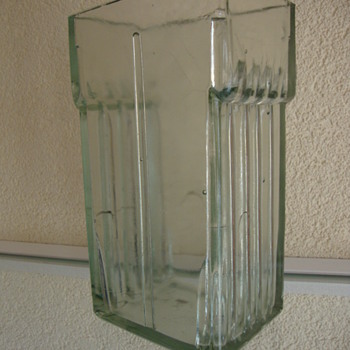 art deco vase?