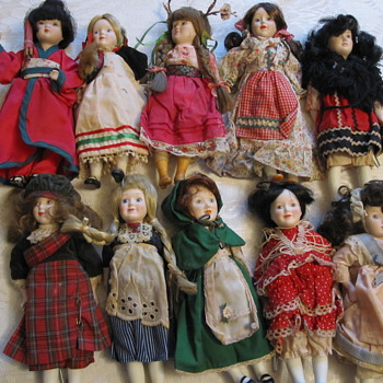 Can anyone tell me what kind of dolls these are?