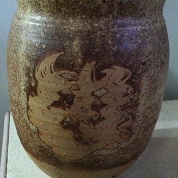 Pottery signed by Hullow. - Art Pottery