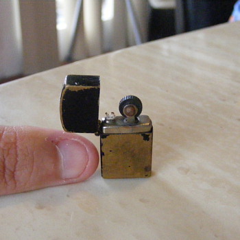 Teeny Lighter :) - Tobacciana