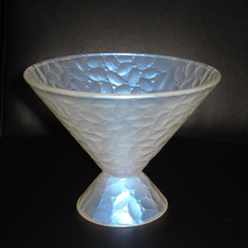  HALLMARK, FRANCE 11.SNOWY WHITE GLASS BOWL? "RE-TOOK PICTURES" - Art Glass