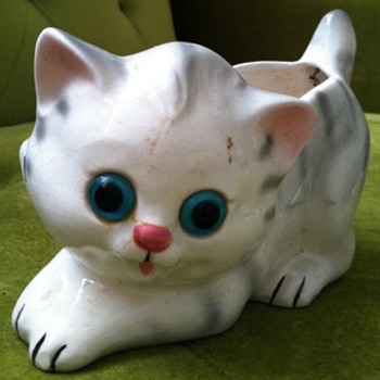 Lefton Kitten Planter with Glass Eyes