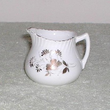 Porcelain creamer with gold design