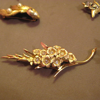 BOUCHER Rhinestone pin "Gladiolus "  signed and numbered - Costume Jewelry