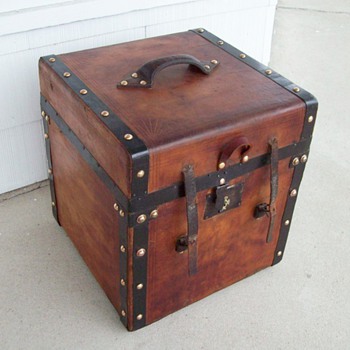 Civil War period square Trunk - Furniture