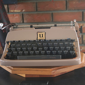 1960 Underwood Universal "Golden Touch" - Office