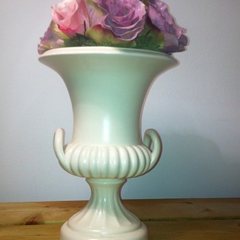 BESWICK URN ANY IDEA ON DATE