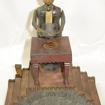 vintage cast iron magician bank. - Coin Operated