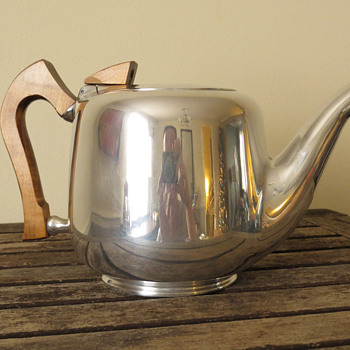 1947/1948 "Newmaid" T6 Magnaillium Tea Pot Made in England