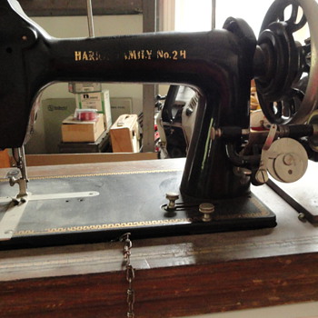 ANTIQUE PORTABLE SEWING MACHINE