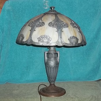 Please help in identifying the manufacturer of my lamp. - Lamps