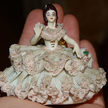 Pretty Figurine - Need help identifying maker, please? :) - Figurines