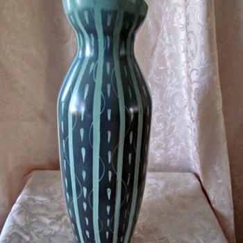 Colin Melbourne freeform vase 1398 for Beswick - Art Pottery