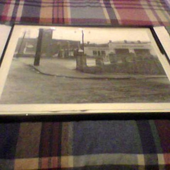 VINTAGE GAS PUMP PHOTO