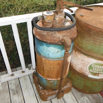 2 new lube devices: small Shell alemite volume pump and a large lubester + some new oil cans - Petroliana