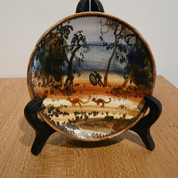 NEIL DOUGLAS YARLOO HUNTING WALLABY 1956 - Art Pottery