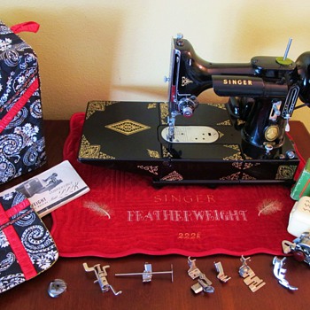 Singer 222 Egyptian Scroll Featherweight -- Arlene - Sewing