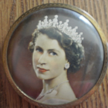 Queen Powder Compact