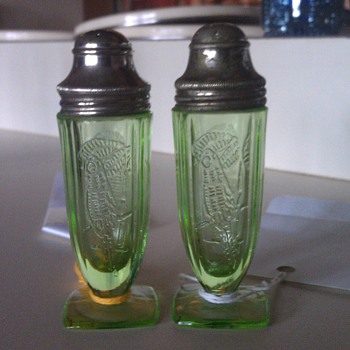 Nice green Parrot Salt and Pepper 