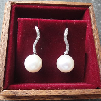 Cultivated 18 K white gold pearl stud earrings