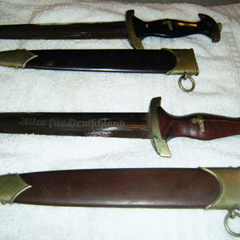 2 daggers 1 black and 1 brown/red