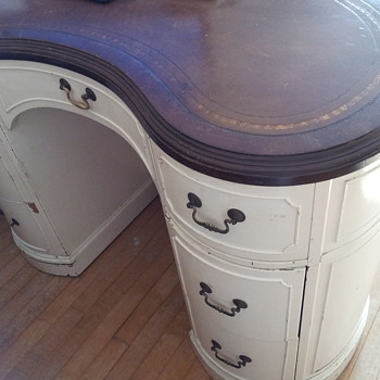 Can anyone tell me about this desk?