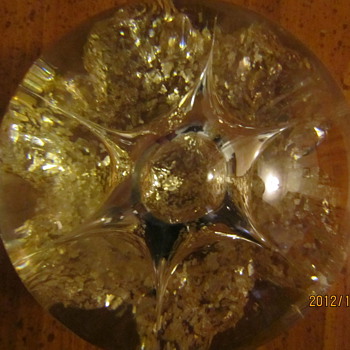 Gold flakes paperweight - Art Glass