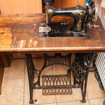 Non-Singer Sewing Machine - Sewing
