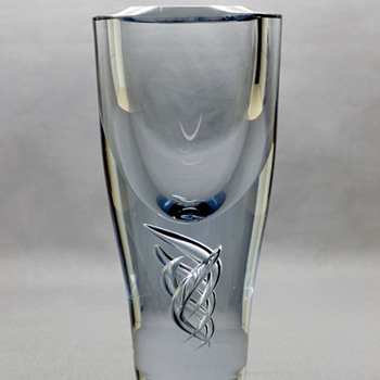 Heavy Strömbergshyttan vase with thick bottom and air decorations. - Art Glass