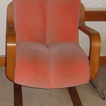 Does anyone know the manufacturer of this chair? - Furniture
