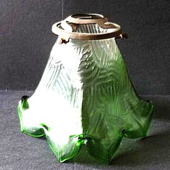 LOETZ OR KRALIK SPIRALOPTISCH SHADE. - Art Glass