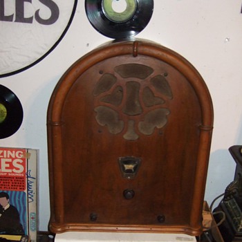 1930-1934 326W Montgomery Ward's Airline Radio Cathedral