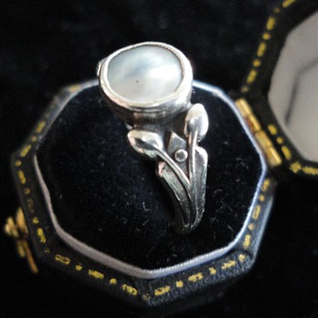 British Arts & Crafts mother of pearl silver ring c. 1900 - Fine Jewelry