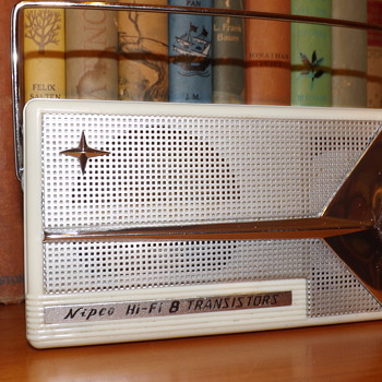 EARLY NIPCO TRANSISTOR RADIO - Radios