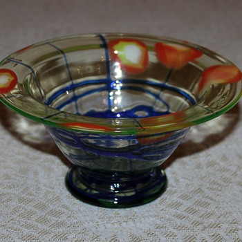 Unmarked bowl with wonderful decor - Art Glass