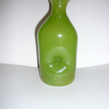 green glass vase 7 1/2" tall, 3" in diameter