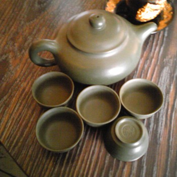 Yixing Motoyama clay teapot with matching cups - Asian