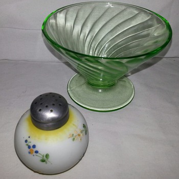 Cutiest LiL Shaker Ever... Antique Glass Mount Washington Little Apple Salt Shaker