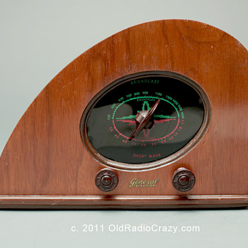 Climax "Baby Rudy" Art Deco Tube Radio - Radios