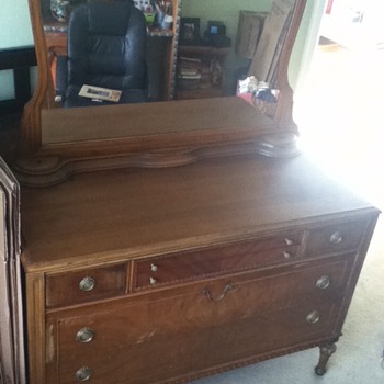 Please help me identify my Bedroom set!!