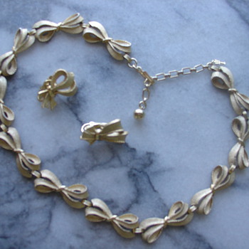 Trifari bow necklace and matching earrings - Costume Jewelry