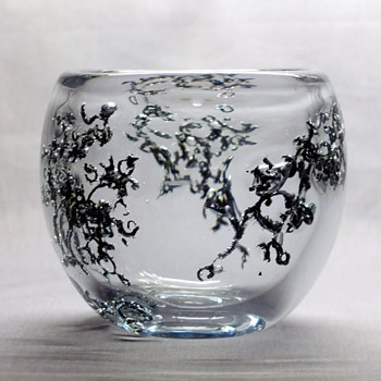 Bowl with iron filings - Kristina Kuylenstierna for Strömbergshyttan 1967-70. - Art Glass