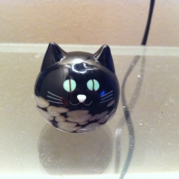 Round Black & White Glass Cat Figurine - Figurines