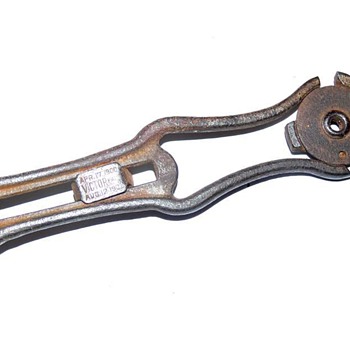 1900 Victor can and bottle opener