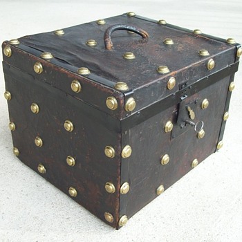 Leather covered small trunk or hat trunk, 1850's - Furniture