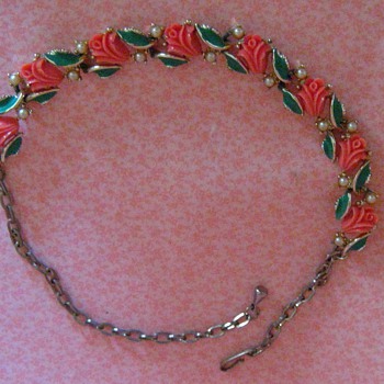 Beautiful Vintage Molded Rose Necklace