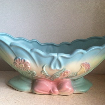 Hull Bowknot - Art Pottery