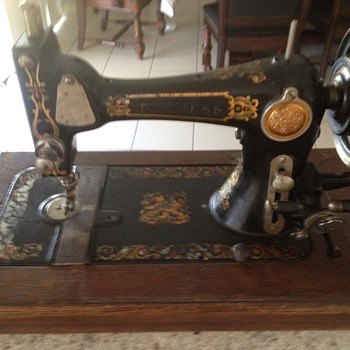 DUCHESS Hand Crank Sewing Machine